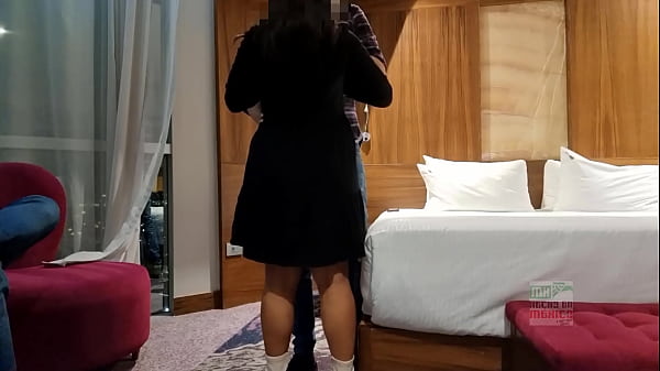 Em gái áo đen có tận 2 anh chàng chịch bím