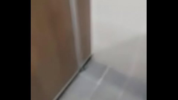 Em gái dâm loàn đi vào toilet quay tay
